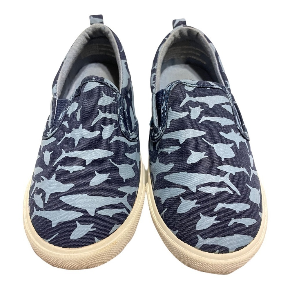 𝅺OLD Navy boys shark slip-one light blue sharks on navy background kids size 10